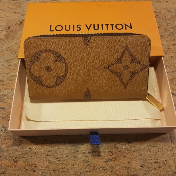 NIB Louis Vuitton Giant Zippy - Picture 1 of 6